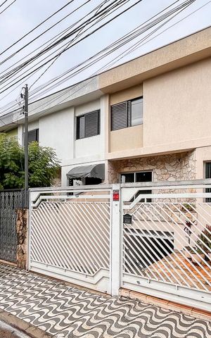 Casa à venda com 200m², 3 quartos e 4 vagasFachada + plaquinha