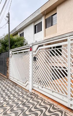 Casa à venda com 200m², 3 quartos e 4 vagasFachada + plaquinha