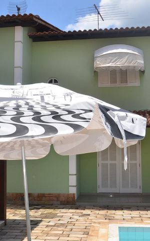 Casa de condomínio à venda com 200m², 4 quartos e 4 vagas Casa de condomínio à venda com 200m², 4 quartos e 4 vagasÁrea Externa