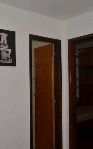 Casa de condomínio à venda com 200m², 4 quartos e 4 vagas Casa de condomínio à venda com 200m², 4 quartos e 4 vagasEscada