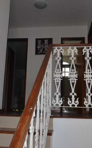 Casa de condomínio à venda com 200m², 4 quartos e 4 vagas Casa de condomínio à venda com 200m², 4 quartos e 4 vagasEscada
