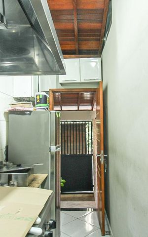 Casa à venda com 180m², 2 quartos e 2 vagas Casa à venda com 180m², 2 quartos e 2 vagasCozinha