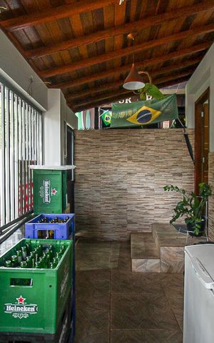 Casa à venda com 180m², 2 quartos e 2 vagas Casa à venda com 180m², 2 quartos e 2 vagasÁrea externa