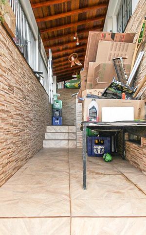 Casa à venda com 180m², 2 quartos e 2 vagas Casa à venda com 180m², 2 quartos e 2 vagasÁrea externa