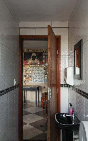 Casa à venda com 180m², 2 quartos e 2 vagas Casa à venda com 180m², 2 quartos e 2 vagasBanheiro do salao