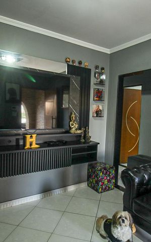 Casa à venda com 180m², 2 quartos e 2 vagas Casa à venda com 180m², 2 quartos e 2 vagasSala