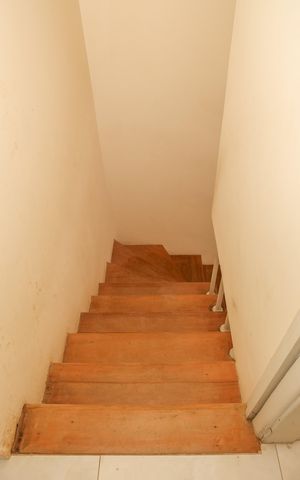 Casa à venda com 90m², 2 quartos e 1 vaga Casa à venda com 90m², 2 quartos e 1 vagaEscada