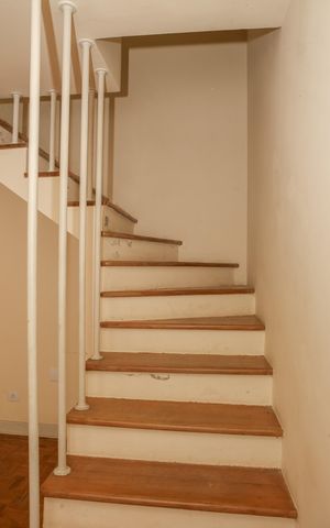 Casa à venda com 90m², 2 quartos e 1 vaga Casa à venda com 90m², 2 quartos e 1 vagaEscada