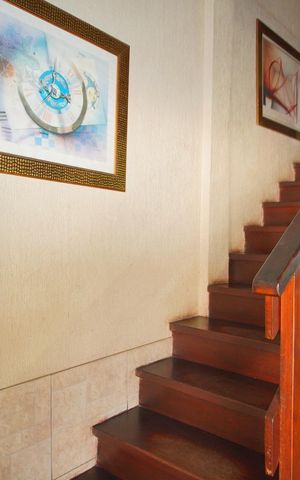 Casa à venda com 240m², 4 quartos e 5 vagasEscada - Acesso Piso 2