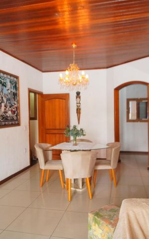 Casa à venda com 240m², 4 quartos e 5 vagasSala