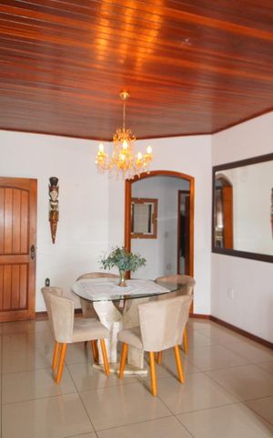 Casa à venda com 240m², 4 quartos e 5 vagasSala