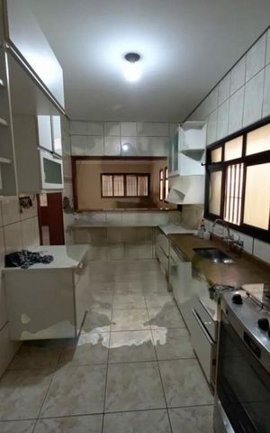 Casa à venda com 230m², 4 quartos e 6 vagas