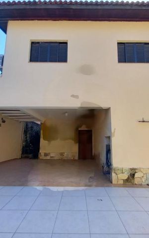 Casa à venda com 230m², 4 quartos e 6 vagas