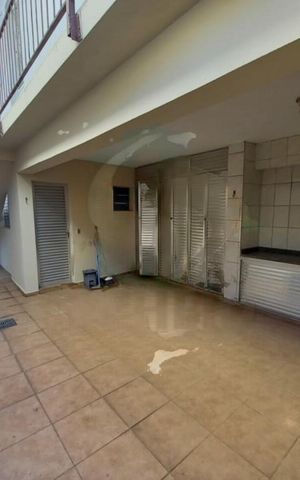 Casa à venda com 230m², 4 quartos e 6 vagas