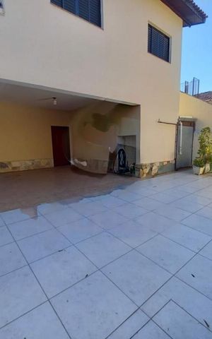 Casa à venda com 230m², 4 quartos e 6 vagas