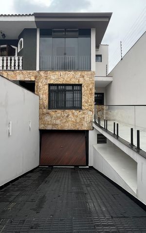 Casa à venda com 210m², 3 quartos e 5 vagas Casa à venda com 210m², 3 quartos e 5 vagasFachada