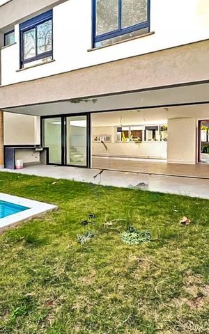 Casa à venda com 557m², 4 quartos e 4 vagas