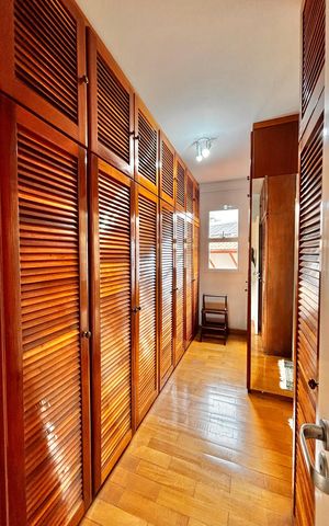 Casa à venda com 570m², 4 quartos e 4 vagas Casa à venda com 570m², 4 quartos e 4 vagasCloset da suíte 1