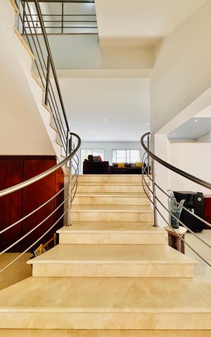 Casa à venda com 570m², 4 quartos e 4 vagas Casa à venda com 570m², 4 quartos e 4 vagasCorredor