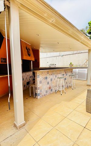 Casa à venda com 570m², 4 quartos e 4 vagas Casa à venda com 570m², 4 quartos e 4 vagasÁrea externa