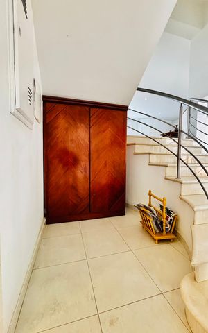 Casa à venda com 570m², 4 quartos e 4 vagas Casa à venda com 570m², 4 quartos e 4 vagasHall