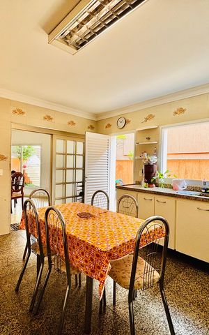 Casa à venda com 570m², 4 quartos e 4 vagas Casa à venda com 570m², 4 quartos e 4 vagasCozinha