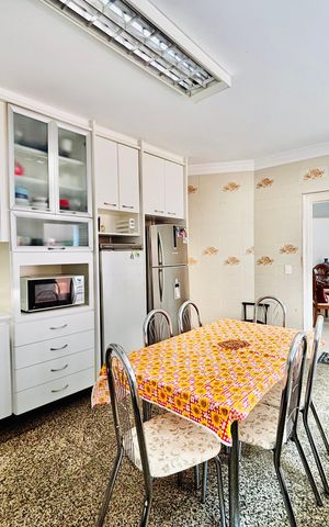 Casa à venda com 570m², 4 quartos e 4 vagas Casa à venda com 570m², 4 quartos e 4 vagasCozinha