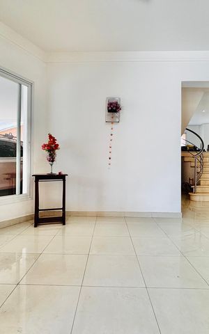 Casa à venda com 570m², 4 quartos e 4 vagas Casa à venda com 570m², 4 quartos e 4 vagasÁrea externa