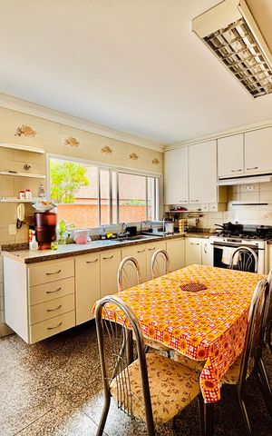 Casa à venda com 570m², 4 quartos e 4 vagas Casa à venda com 570m², 4 quartos e 4 vagasCozinha