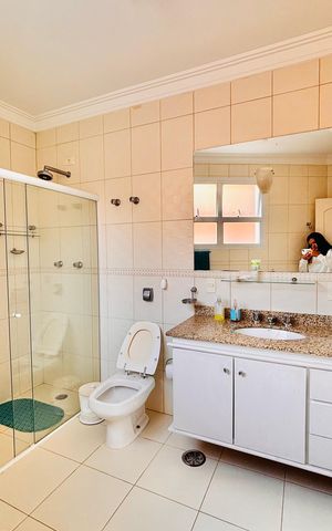 Casa à venda com 570m², 4 quartos e 4 vagas Casa à venda com 570m², 4 quartos e 4 vagasBanheiro da suíte 4