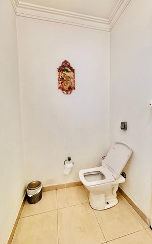 Casa à venda com 570m², 4 quartos e 4 vagas Casa à venda com 570m², 4 quartos e 4 vagasLavabo