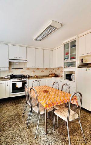 Casa à venda com 570m², 4 quartos e 4 vagas Casa à venda com 570m², 4 quartos e 4 vagasCozinha