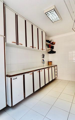 Casa à venda com 570m², 4 quartos e 4 vagas Casa à venda com 570m², 4 quartos e 4 vagasÁrea de serviço