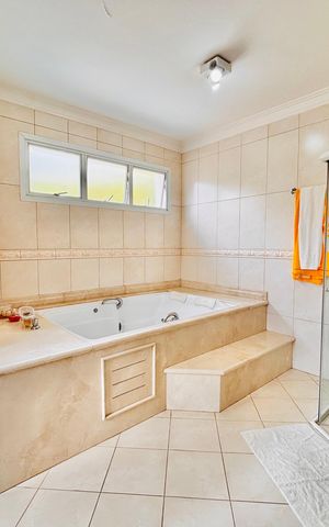 Casa à venda com 570m², 4 quartos e 4 vagas Casa à venda com 570m², 4 quartos e 4 vagasBanheiro da suíte 1