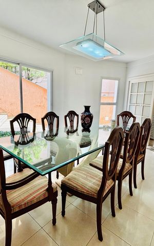 Casa à venda com 570m², 4 quartos e 4 vagas Casa à venda com 570m², 4 quartos e 4 vagasCopa