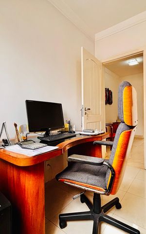 Casa à venda com 570m², 4 quartos e 4 vagas Casa à venda com 570m², 4 quartos e 4 vagasEscritório