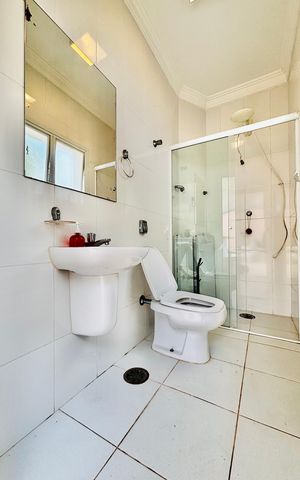 Casa à venda com 570m², 4 quartos e 4 vagas Casa à venda com 570m², 4 quartos e 4 vagasBanheiro da suíte 3