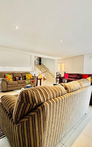 Casa à venda com 570m², 4 quartos e 4 vagas Casa à venda com 570m², 4 quartos e 4 vagasSala 1