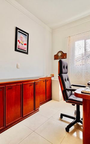 Casa à venda com 570m², 4 quartos e 4 vagas Casa à venda com 570m², 4 quartos e 4 vagasEscritório