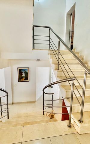 Casa à venda com 570m², 4 quartos e 4 vagas Casa à venda com 570m², 4 quartos e 4 vagasHall das suítes