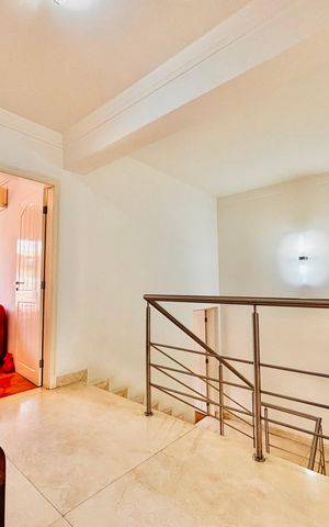 Casa à venda com 570m², 4 quartos e 4 vagas Casa à venda com 570m², 4 quartos e 4 vagasHall das suítes
