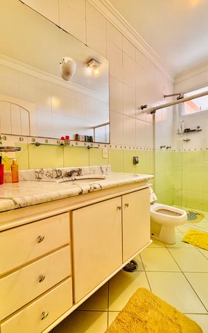 Casa à venda com 570m², 4 quartos e 4 vagas Casa à venda com 570m², 4 quartos e 4 vagasBanheiro da suíte 2