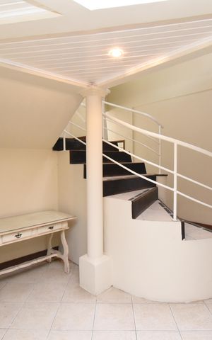Casa à venda com 420m², 5 quartos e 4 vagasEscadas