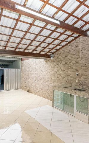 Casa à venda com 240m², 3 quartos e 3 vagas Casa à venda com 240m², 3 quartos e 3 vagasVaranda
