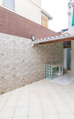 Casa à venda com 240m², 3 quartos e 3 vagas Casa à venda com 240m², 3 quartos e 3 vagasVaranda