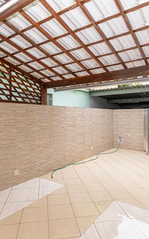 Casa à venda com 240m², 3 quartos e 3 vagas Casa à venda com 240m², 3 quartos e 3 vagasVaranda