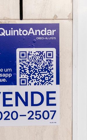 Casa à venda com 240m², 3 quartos e 3 vagas Casa à venda com 240m², 3 quartos e 3 vagasPlaca na fachada