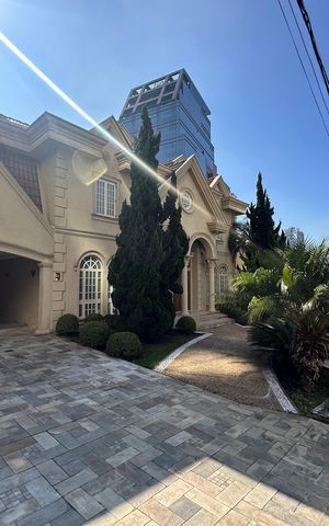 Casa de condomínio à venda com 675m², 4 quartos e 4 vagas Casa de condomínio à venda com 675m², 4 quartos e 4 vagasFachada