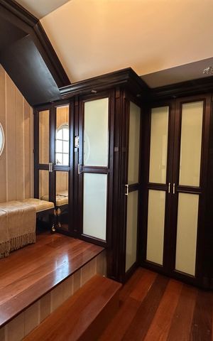 Casa de condomínio à venda com 675m², 4 quartos e 4 vagas Casa de condomínio à venda com 675m², 4 quartos e 4 vagasCloset da suíte 2