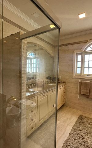 Casa de condomínio à venda com 675m², 4 quartos e 4 vagas Casa de condomínio à venda com 675m², 4 quartos e 4 vagasBanheiro da Suíte 1